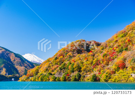 【神奈川県】紅葉が美しい丹沢湖から眺める富士山 120733173