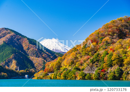【神奈川県】紅葉が美しい丹沢湖から眺める富士山 120733176