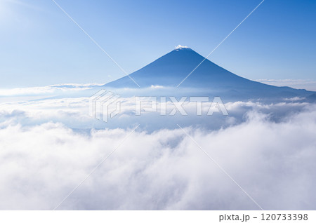 快晴の空と富士山と雲海の絶景（山梨県・王岳より） 120733398