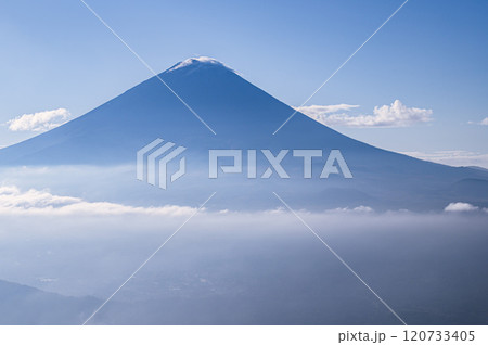 快晴の空と富士山と雲海の絶景（山梨県・王岳より） 120733405