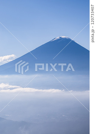 快晴の空と富士山と雲海の絶景(山梨県・王岳より) 快晴の空と富士山と雲海の絶景(山梨県・王岳より) 120733407