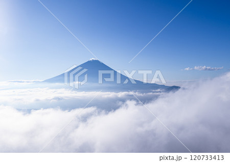 快晴の空と富士山と雲海の絶景（山梨県・王岳より） 120733413