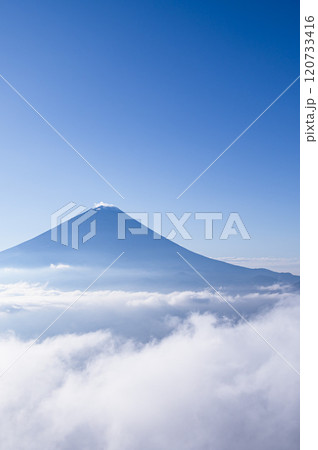 快晴の空と富士山と雲海の絶景（山梨県・王岳より） 120733416