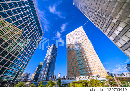 日本の東京都市景観 朝の光。汐留のオフィスビル群などを望む。新たな時代へ、奥に麻布台ヒルズ=9日 日本の東京都市景観 朝の光。汐留のオフィスビル群などを望む。新たな時代へ、奥に麻布台ヒルズ=9日 120733419