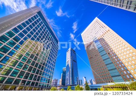 日本の東京都市景観 朝の光。汐留のオフィスビル群などを望む。新たな時代へ、奥に麻布台ヒルズ＝9日 120733424