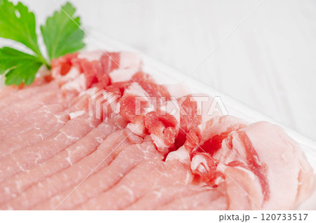 パックに入った豚ロース肉 120733517
