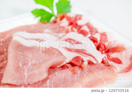 パックに入った豚ロース肉 120733518