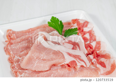 パックに入った豚ロース肉 120733519