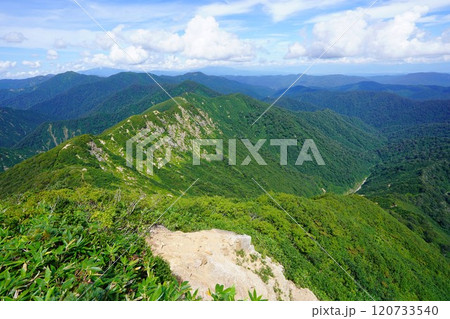 朝日連峰の高松峰から二ツ石山・天狗角力取山への稜線 朝日連峰の高松峰から二ツ石山・天狗角力取山への稜線 120733540