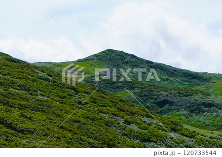 朝日連峰の三方境と狐穴小屋 朝日連峰の三方境と狐穴小屋 120733544