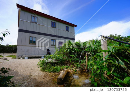 朝日連峰の狐穴小屋と水場 120733726
