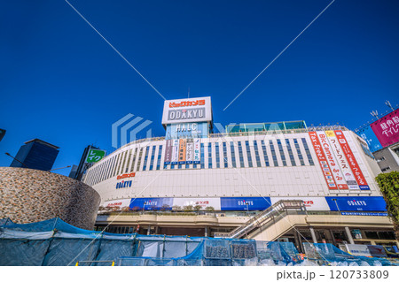 日本の東京都市景観 新宿駅前のビックカメラ・ODAKYU・HALCなどを望む…＝22日 120733809