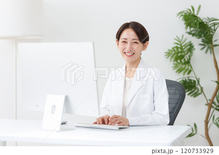 女性医師　オンライン 120733929