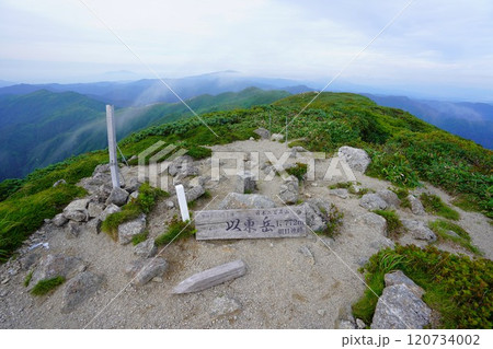 朝日連峰の以東岳の山頂標識と三角点 120734002