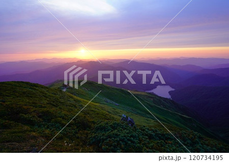 朝日連峰の以東岳山頂からの大鳥池・以東小屋・夕陽 120734195