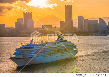 日本の横浜都市景観 富士山やみなとみらい、飛鳥Ⅱ、桜木町駅方向などを望む 120734441