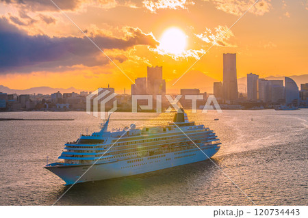 日本の横浜都市景観 富士山やみなとみらい、飛鳥Ⅱ、桜木町駅方向などを望む 120734443