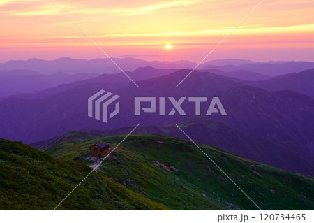 朝日連峰の以東岳山頂からの日本海に落ちる夕陽と以東小屋 朝日連峰の以東岳山頂からの日本海に落ちる夕陽と以東小屋 120734465