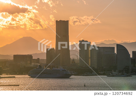 日本の横浜都市景観 みなとみらいや富士山、大さん橋を出航した飛鳥Ⅱなどを望む。左奥は桜木町駅方向 120734692