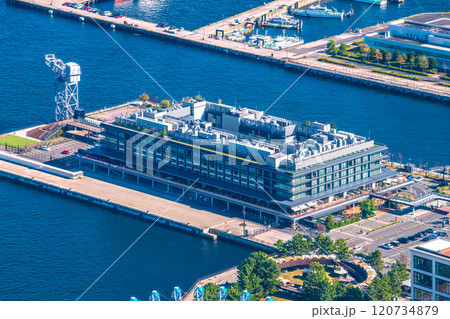 日本の横浜都市景観　横浜ハンマーヘッドなどを望む 120734879