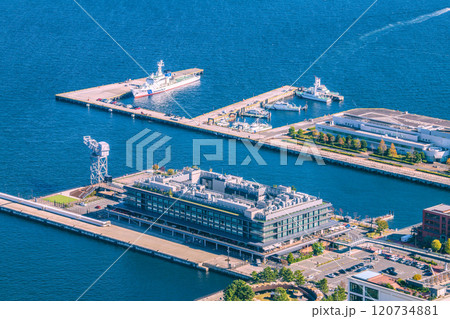 日本の横浜都市景観　横浜ハンマーヘッドなどを望む 120734881