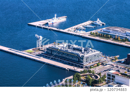 日本の横浜都市景観　横浜ハンマーヘッドなどを望む 120734883