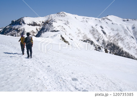 武尊山を目指す登山者 120735385