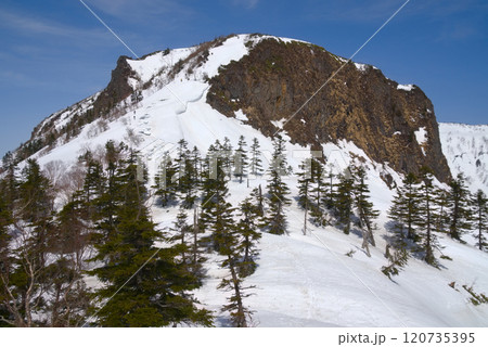川場スキー場上部から望む武尊山前衛峰の剣ヶ峰山 120735395