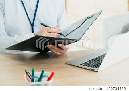 書類にサインするビジネスマン 120735526