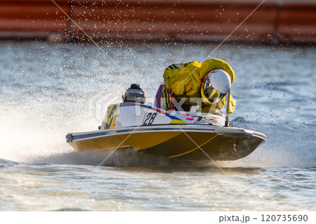 疾走するボートレース 120735690