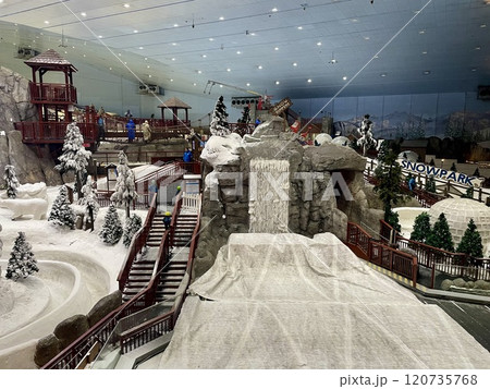 【ドバイ】屋内スキー場「スキー・ドバイ」の雪景色 【ドバイ】屋内スキー場「スキー・ドバイ」の雪景色 120735768