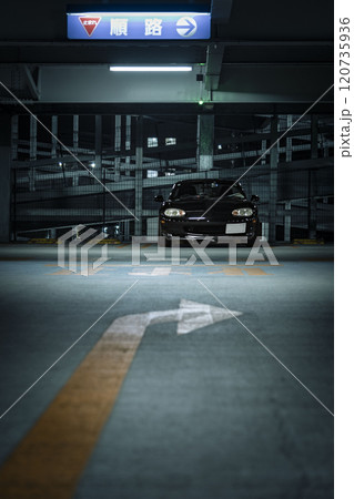 夜の交差点を通過する車 120735936