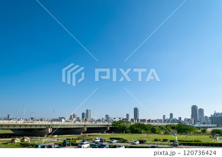 大阪市 新淀川大橋と淀川河川公園 西中島地区 大阪市 新淀川大橋と淀川河川公園 西中島地区 120736424
