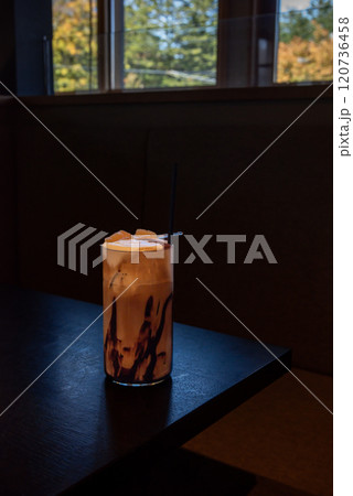 カフェ置かれた冷たいフラペチーノ 120736458
