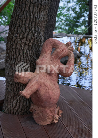 Sculpture of a naked woman made in terracotta 120737343