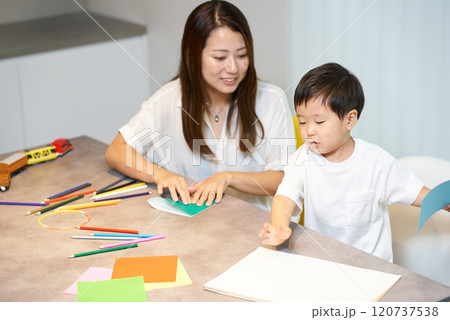 折り紙をして遊ぶ親子 折り紙をして遊ぶ親子 120737538