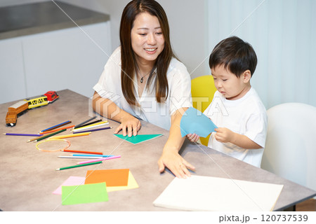 折り紙をして遊ぶ親子 折り紙をして遊ぶ親子 120737539