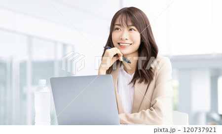 パソコンを使う笑顔のビジネスウーマン 120737921