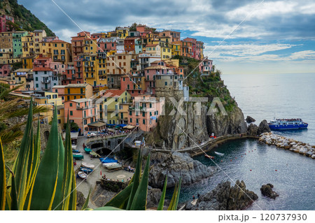 Colorful houses on cliffside overlooking the sea in Cinque Terre, Italy 120737930