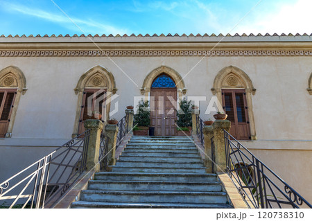 Facade  120738310