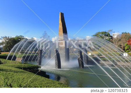 静岡県御殿場市　御殿場市中央公園と噴水（希望の池） 120738325