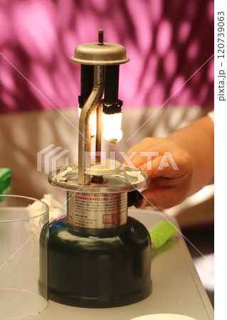 ガソリンランタンのマントルを焼く 120739063