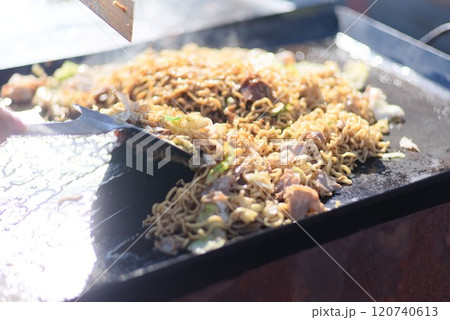 ソースが香る鉄板で作る焼きそば 120740613