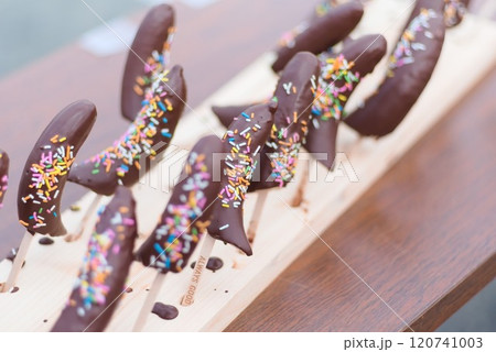 手作りの楽しみ - チョコスプレーをまぶしたチョコバナナ 120741003