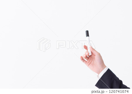 ホワイトボード前の講師の手元　(写真素材) 120741074