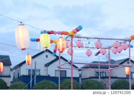 夕涼み会の風情 - 色とりどりの提灯付きやぐら 夕涼み会の風情 - 色とりどりの提灯付きやぐら 120741100