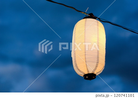 夕涼み会の風情 - やぐら用に飾られた提灯 夕涼み会の風情 - やぐら用に飾られた提灯 120741101