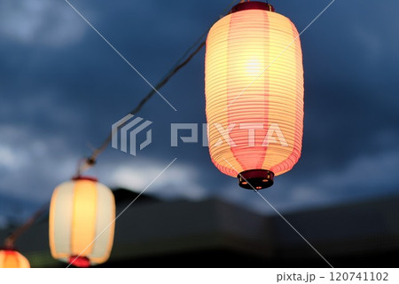 夕涼み会の風情 - やぐら用に飾られた提灯 120741102