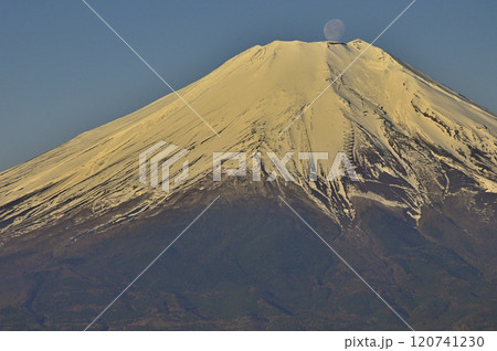 道志山塊の石割山山頂より望む 朝焼けの富士山の頂に沈む満月 道志山塊の石割山山頂より望む 朝焼けの富士山の頂に沈む満月 120741230