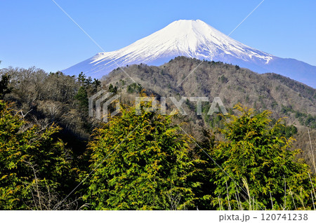 道志山塊の奥ノ岳にある送電鉄塔の展望台から雪景色の富士山 120741238